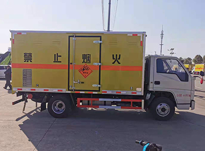 广陵爆破器材运输车工人安全操作规范与智能技术保障